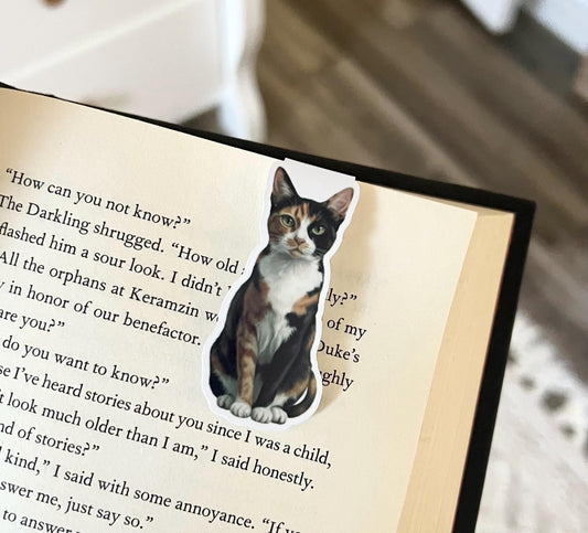 Magnetic bookmark of a semi realistic, cartoon style calico cat