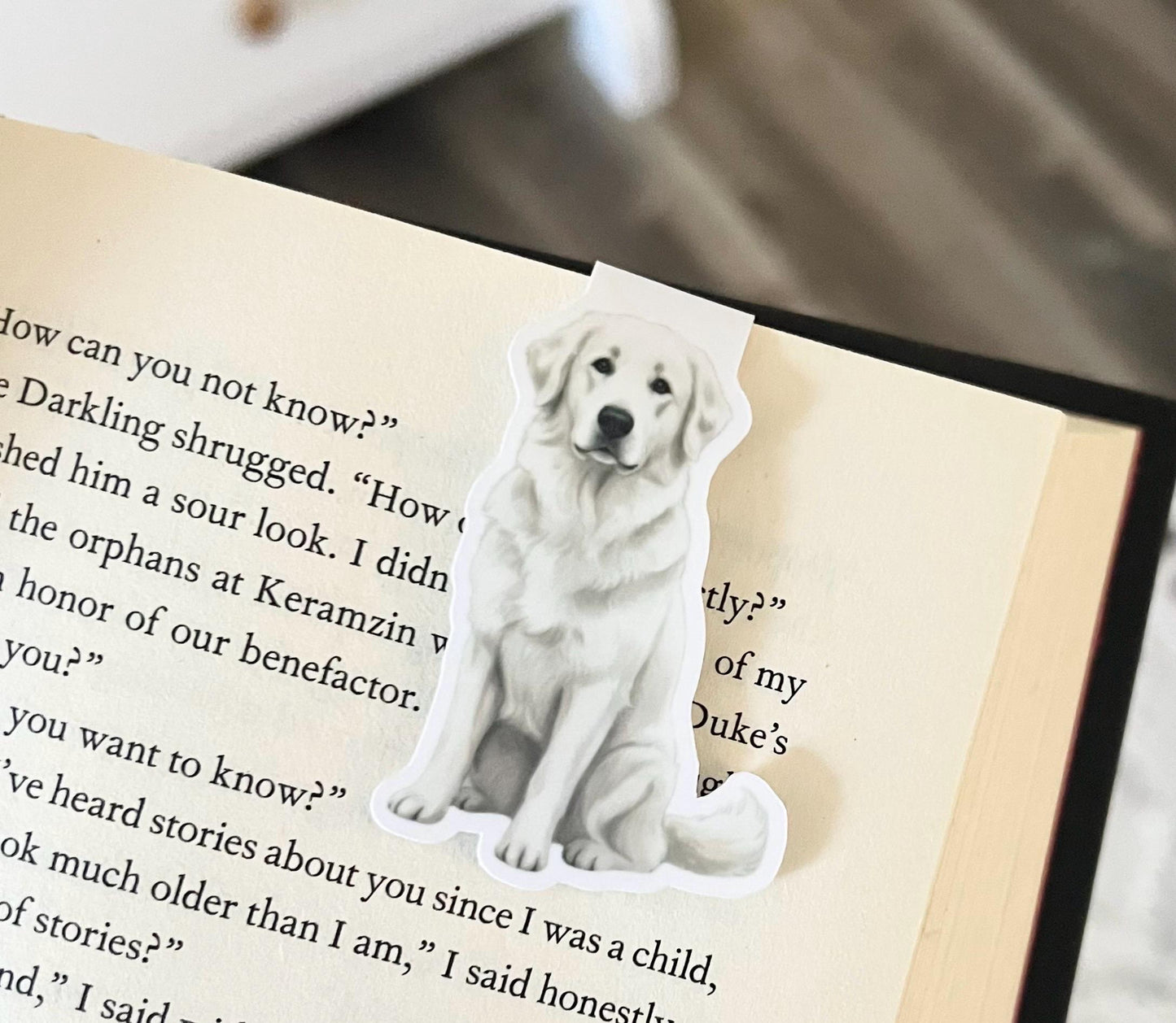 Magnetic bookmark of a semi realistic, cartoon style great Pyrenees dog white